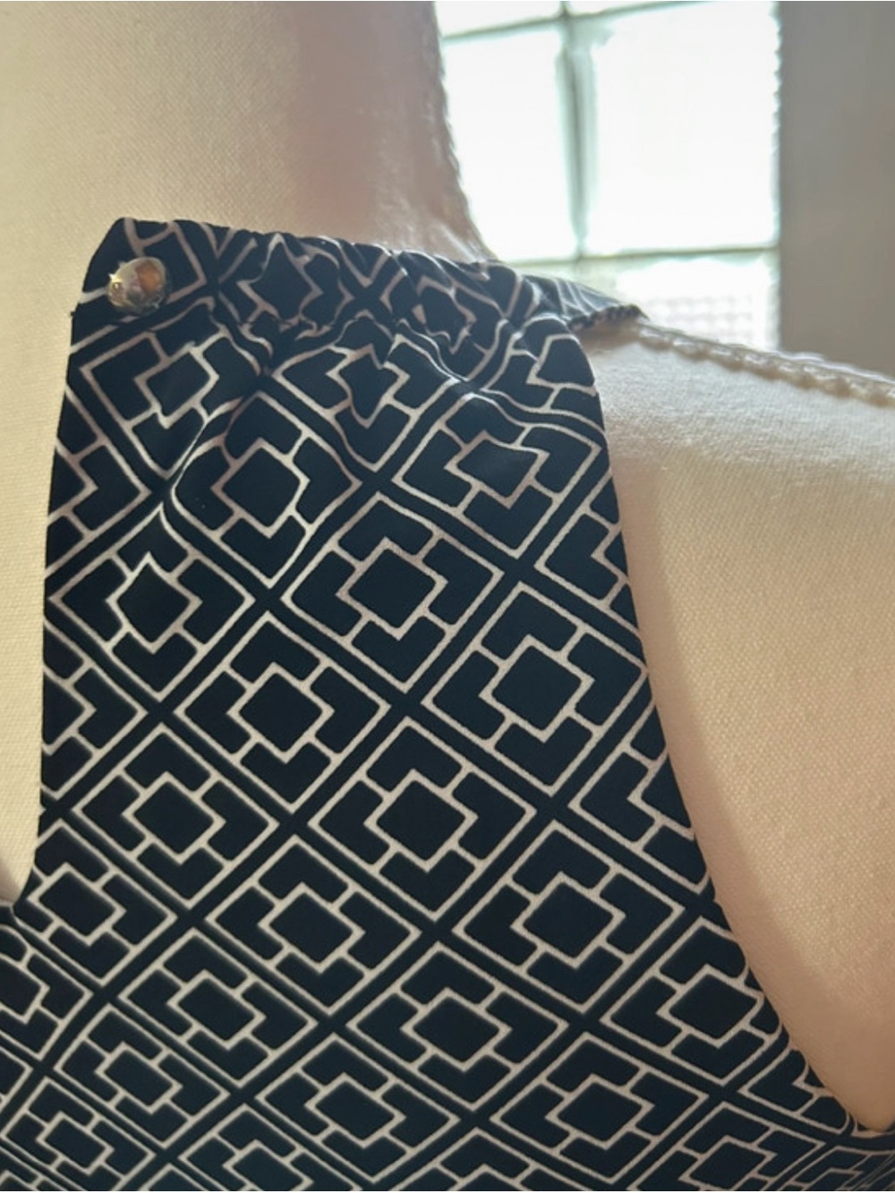 Elegant White House Black Market XS sleeveless blouse silver necklace detail key - Picture 5 of 6